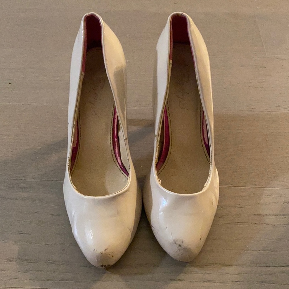 Nude round toe heels